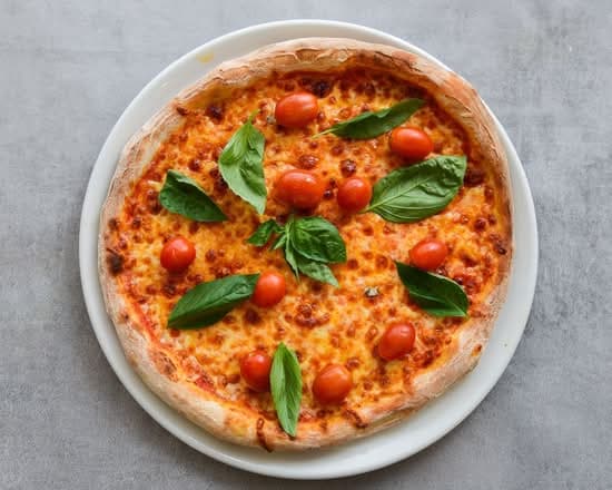 Margherita pizza med basilikum og cherrytomater