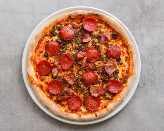 Kødfyldt pizza med pepperoni og skinke