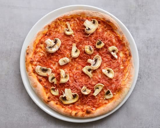 Champignon pizza på tallerken